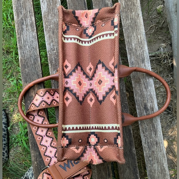 Like new! Wrangler Aztec crossbody/tote purse, Lovely warm Carmel color theme. - Picture 3 of 8